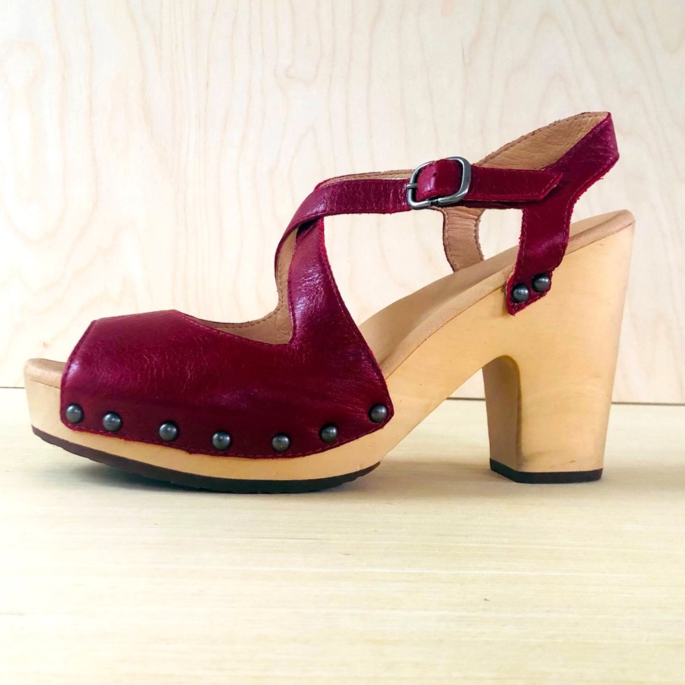 UGG Nadia clog sandal. red leather. US 9.